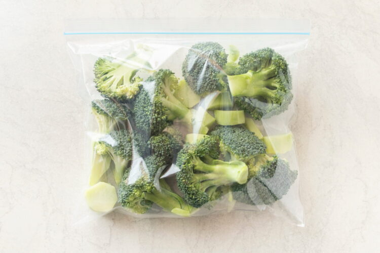 ジッパー付き保存袋に入れて冷凍する