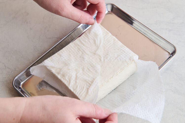 豆腐をキッチンペーパーで包む