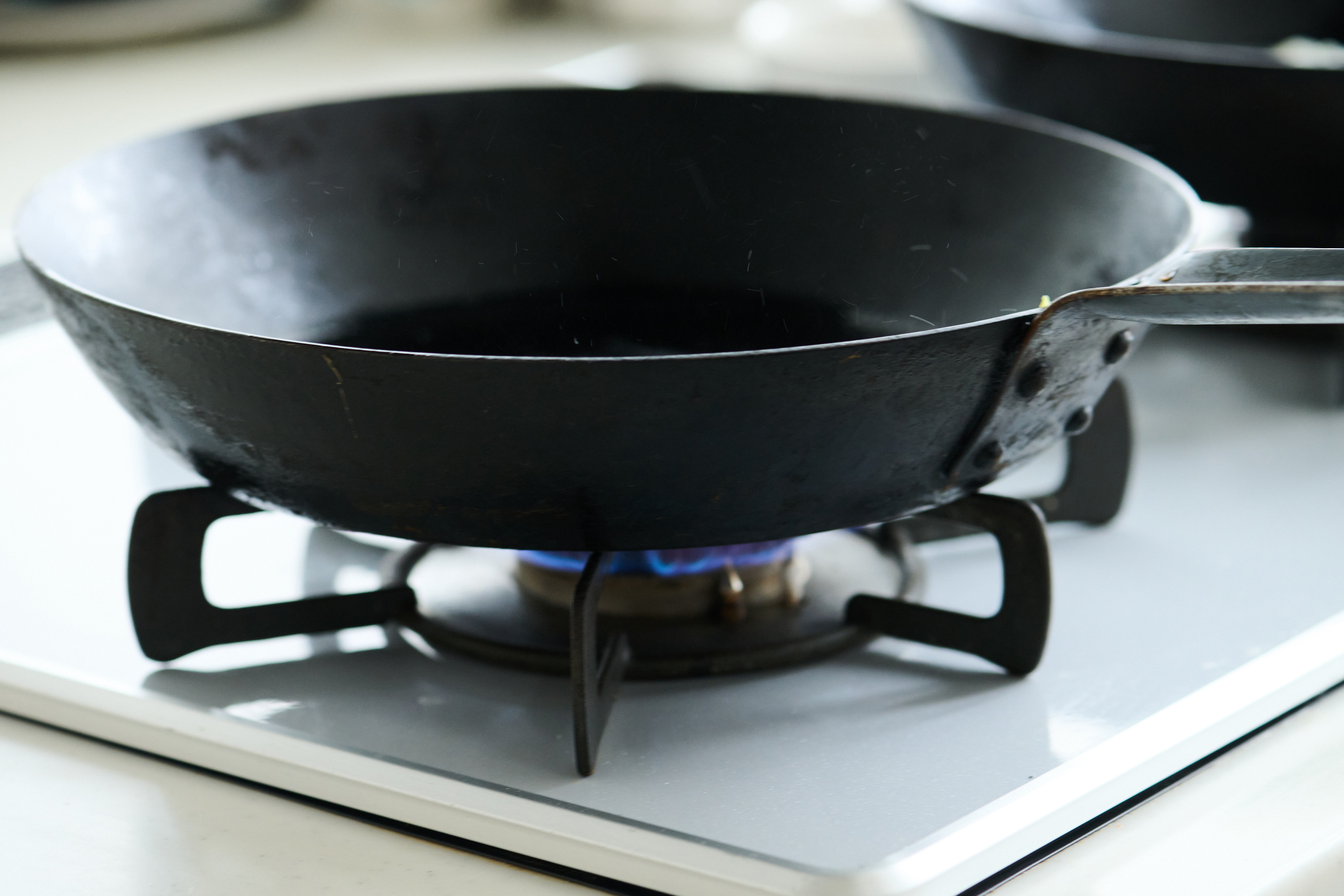 鉄フライパンを火にかける