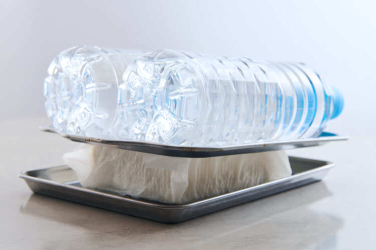 豆腐の上に重しをのせる