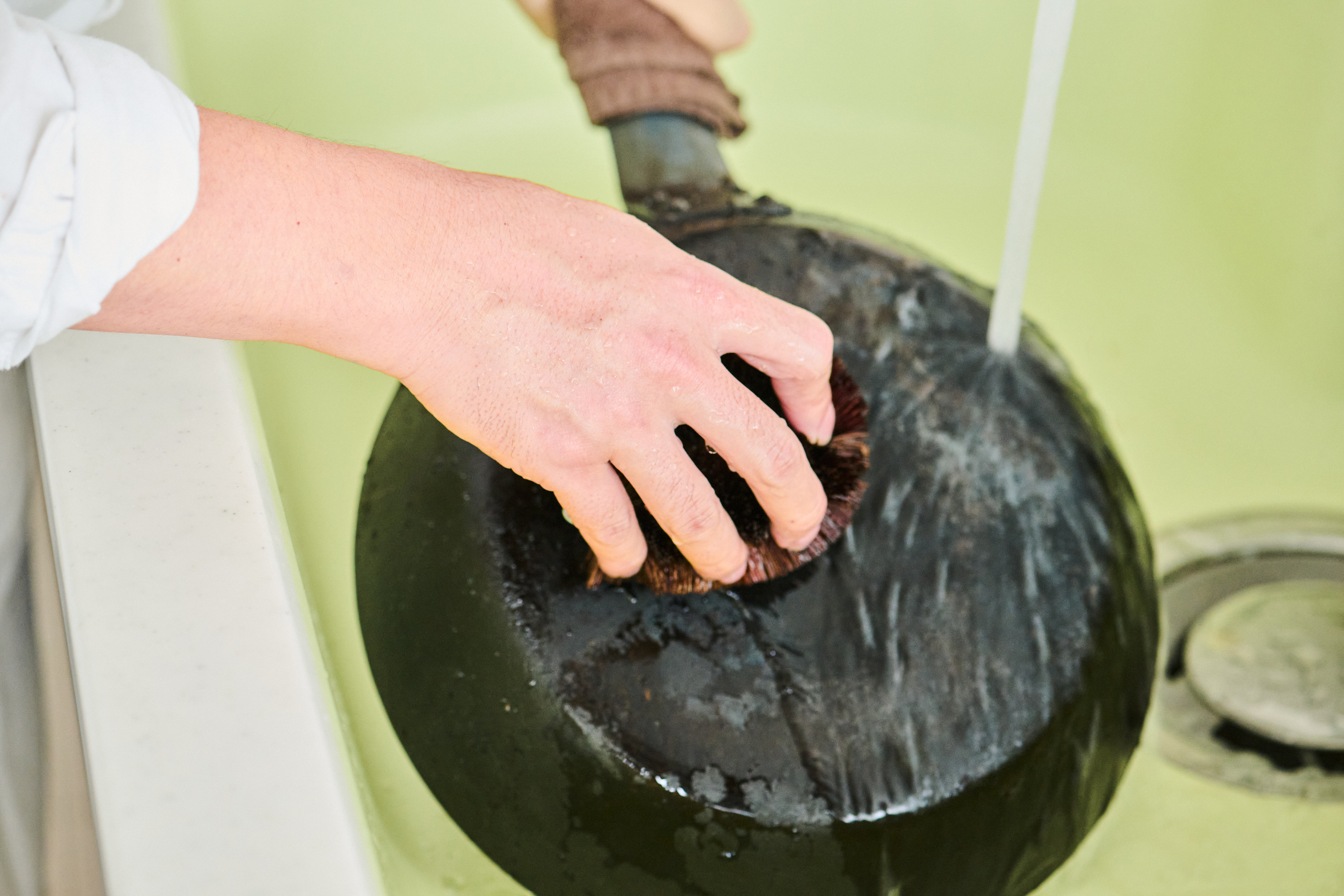 鉄フライパンの表面だけでなく、側面や裏面も忘れずに洗う