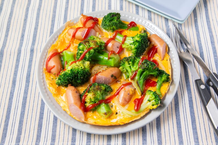 冷凍ブロッコリーとウインナーのオープンオムレツ