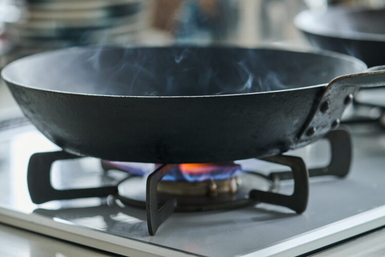 表面の水気がなくなるまで中火にかけて、よく乾かす