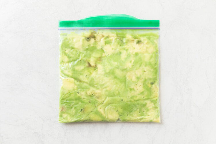 アボカドをジッパー付き保存袋に入れる