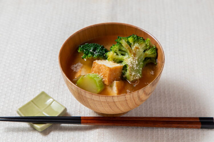 ブロッコリーと厚揚げの味噌汁