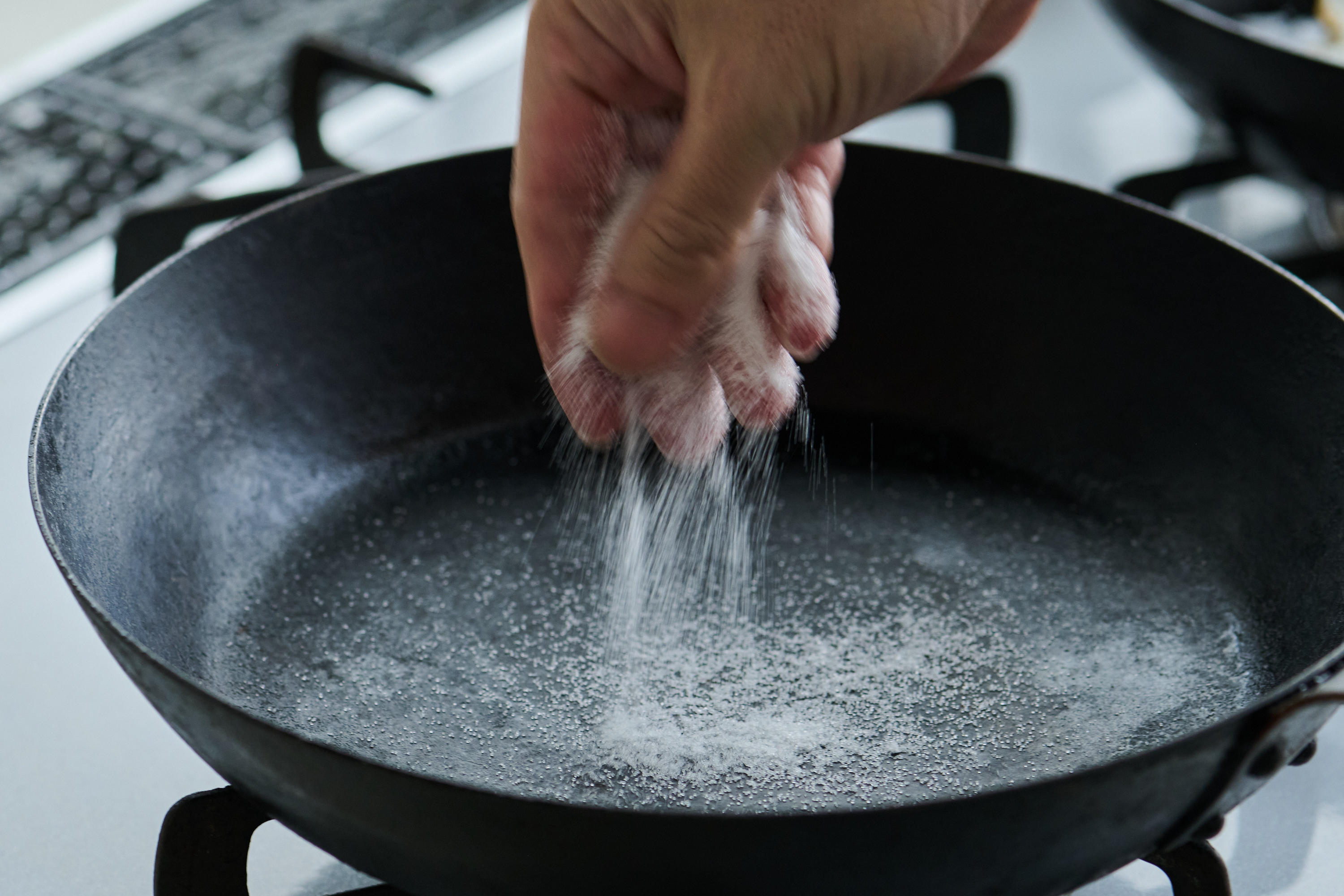 鉄フライパンに塩を入れる