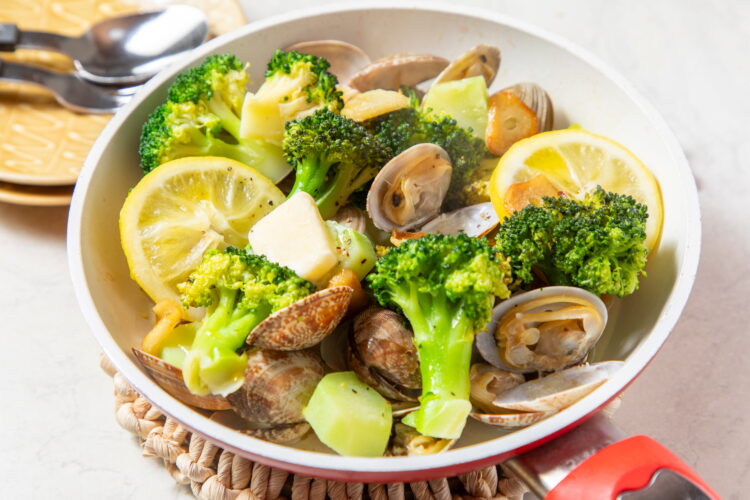 ブロッコリーとあさりのレモンバター蒸し