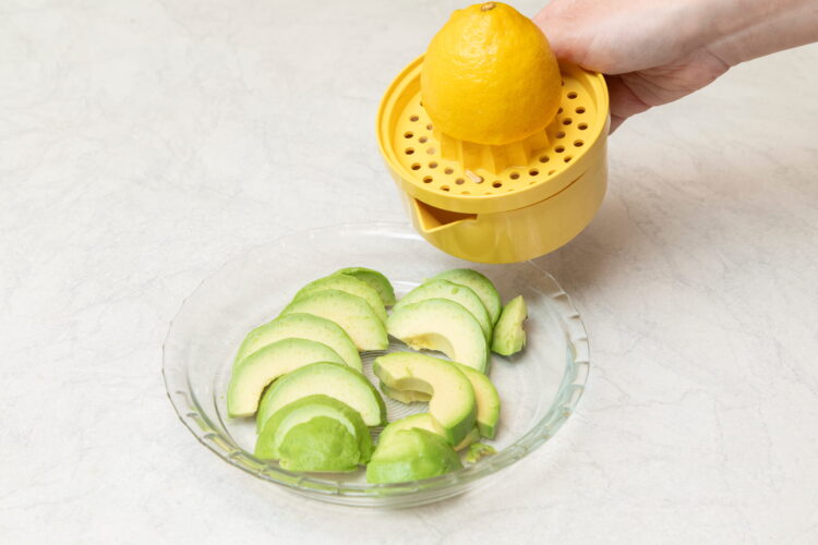 レモン汁をかける