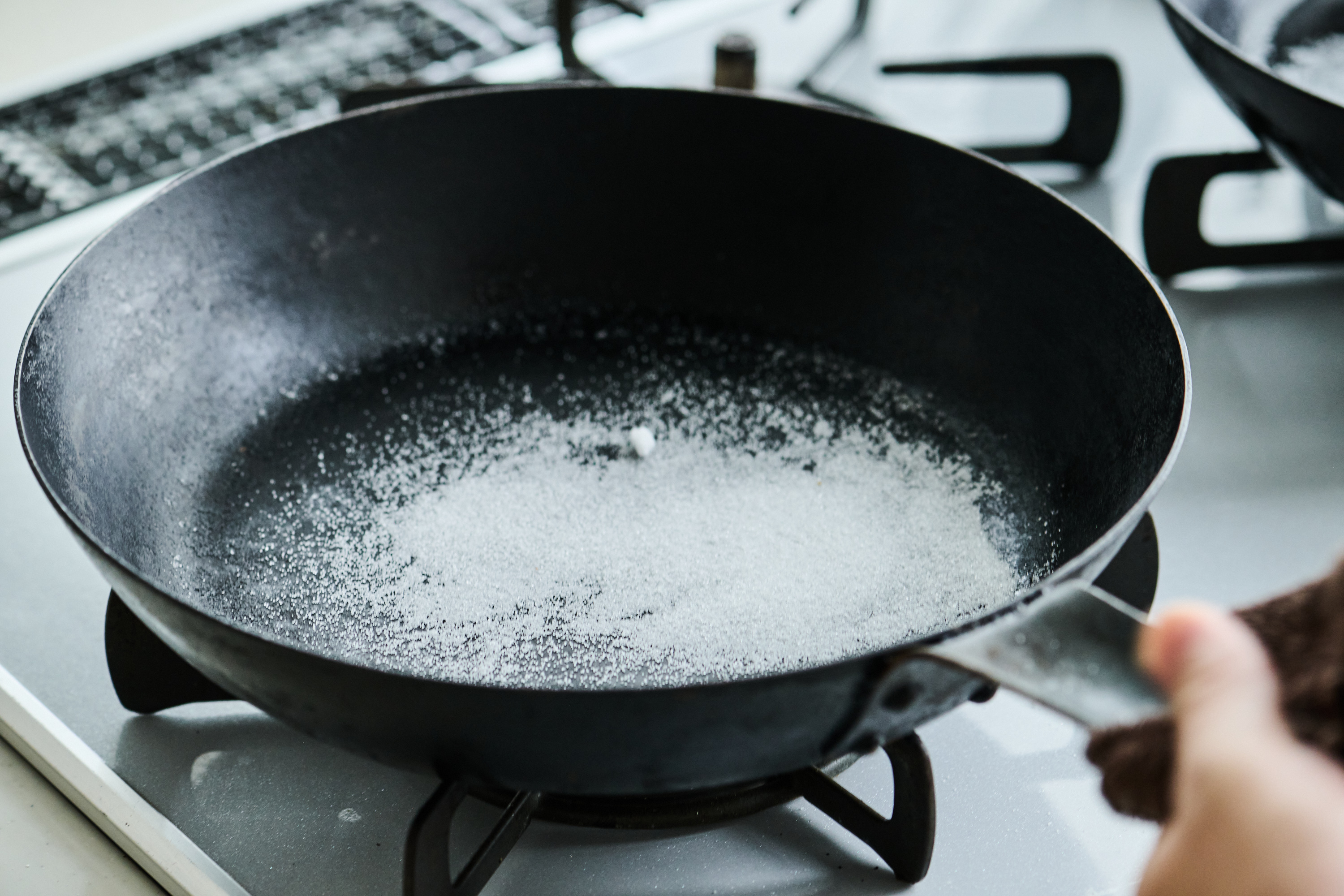 塩が茶色くなるまで中火で1～2分炒める