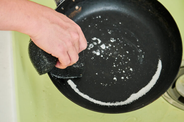 焦げグセができる部分にスポンジで塩をよくこする