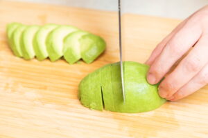 アボカドの切り方完全ガイド！食べ頃や変色を防ぐ保存方法も紹介
