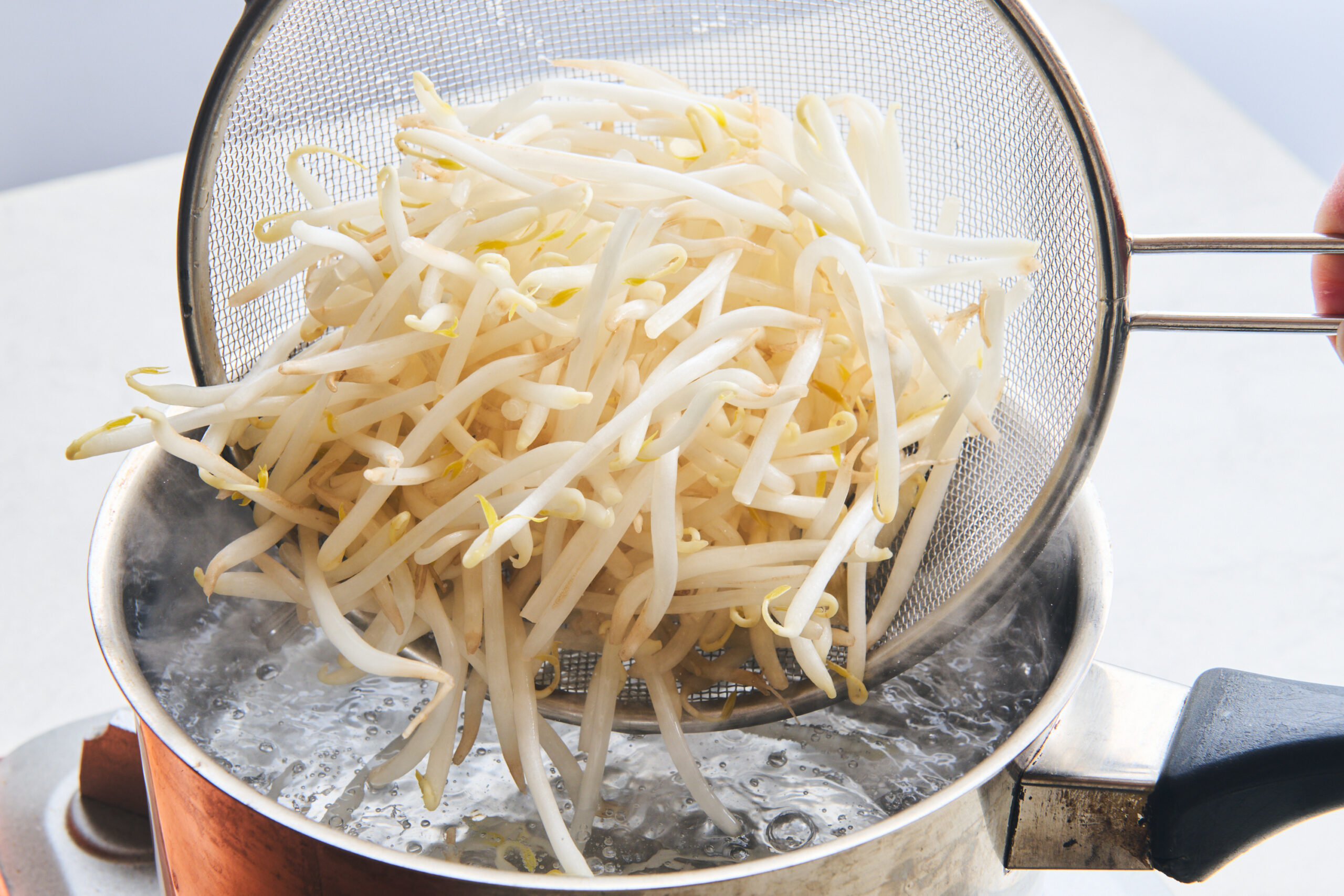 緑豆もやしを茹でる図