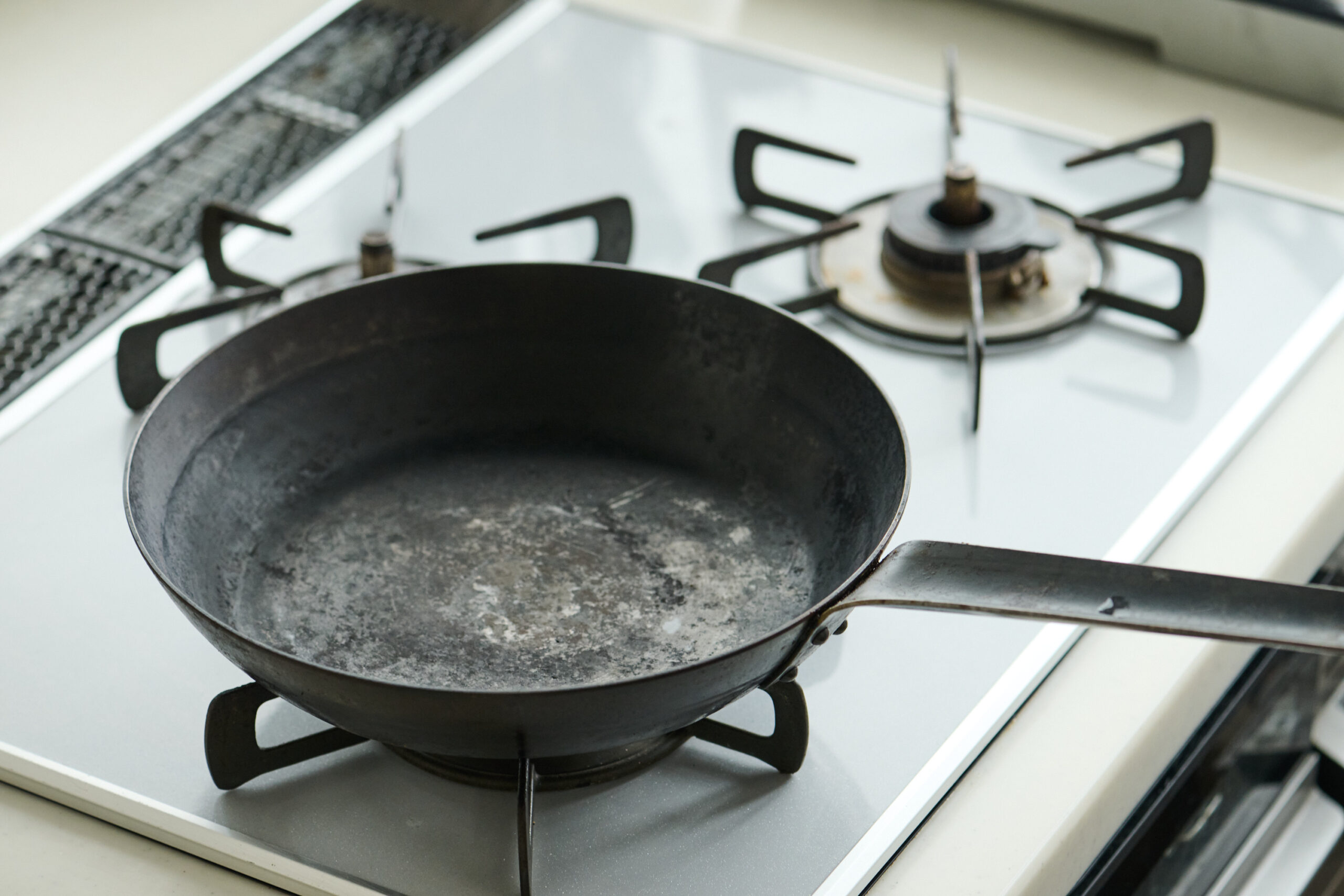 香ばしく焼き上げられる調理器具として人気がある、鉄フライパン