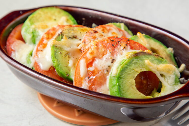 【スライス・輪切り】アボカドのトマトチーズ焼き