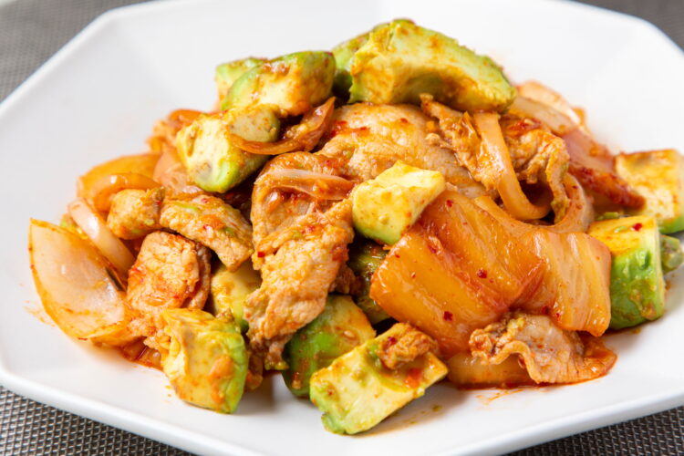 【角切り（サイコロ切り）】アボカド豚キムチ炒め