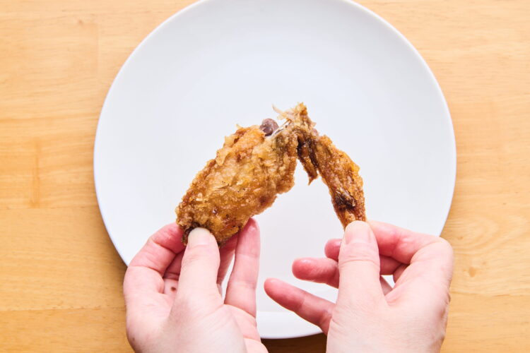 手羽先の関節部分を山折りにする図