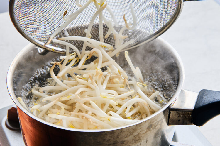 緑豆もやしを鍋に入れる