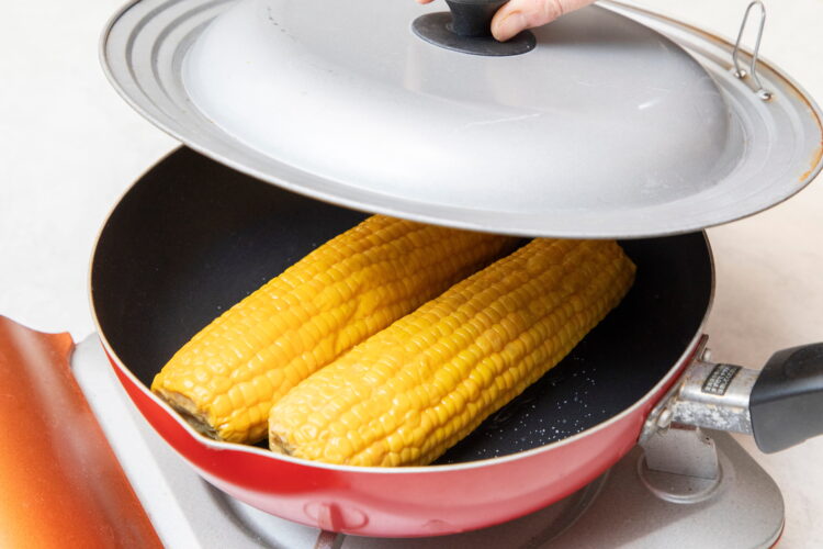 蓋をして蒸し焼きにする