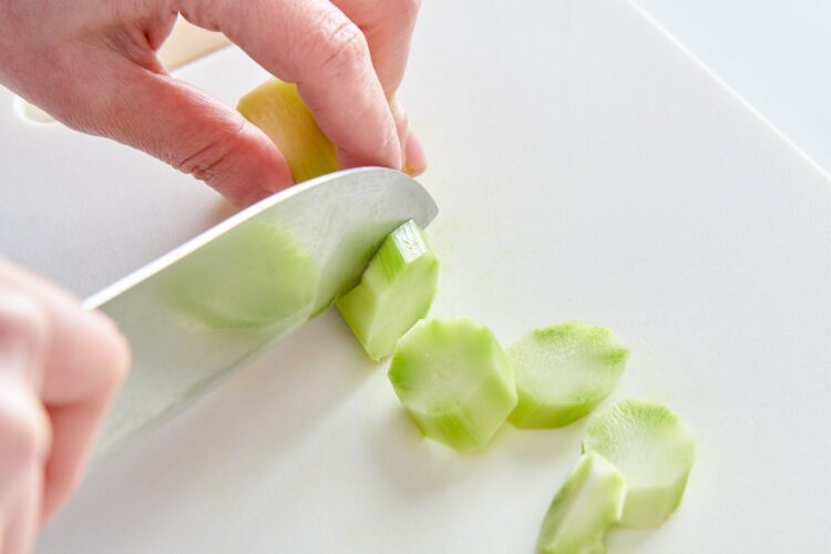 軸は皮を厚めにむき輪切りに