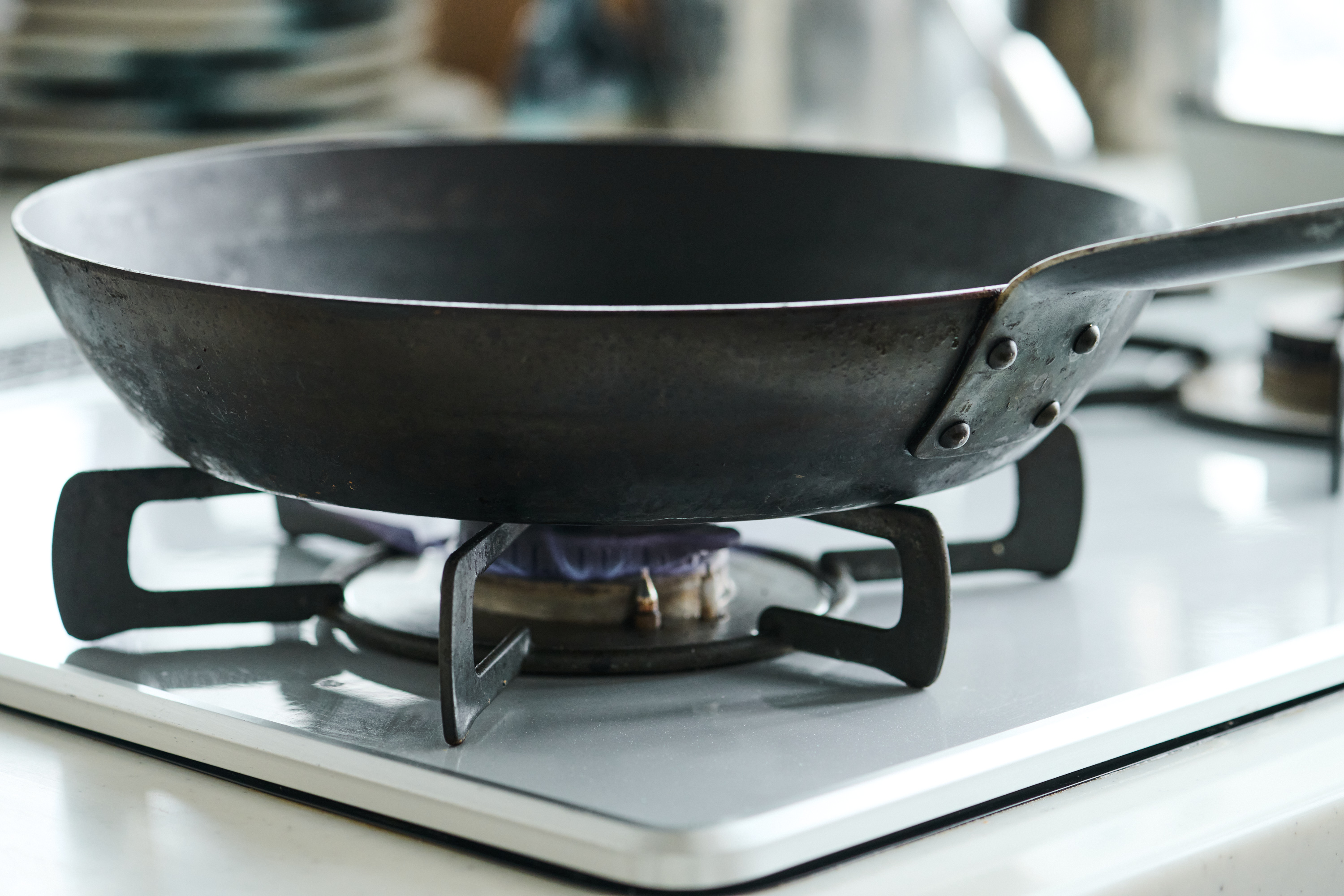 鉄フライパンを中火にかけ、十分に熱する
