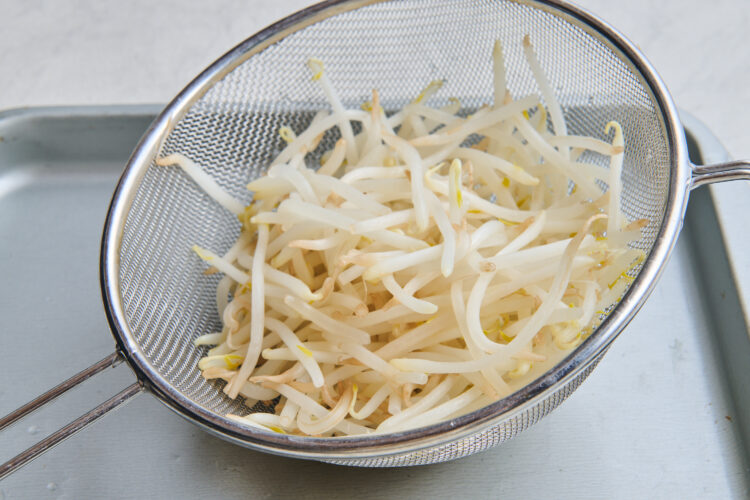 ゆであがったらもやしをざるにあける