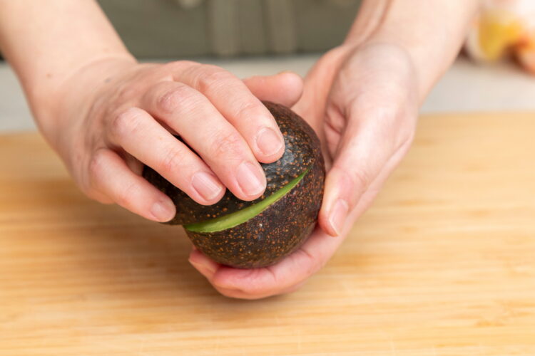 両手でひねる