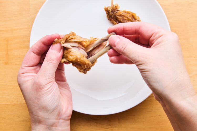 手羽中側の骨を肉から取り除く図