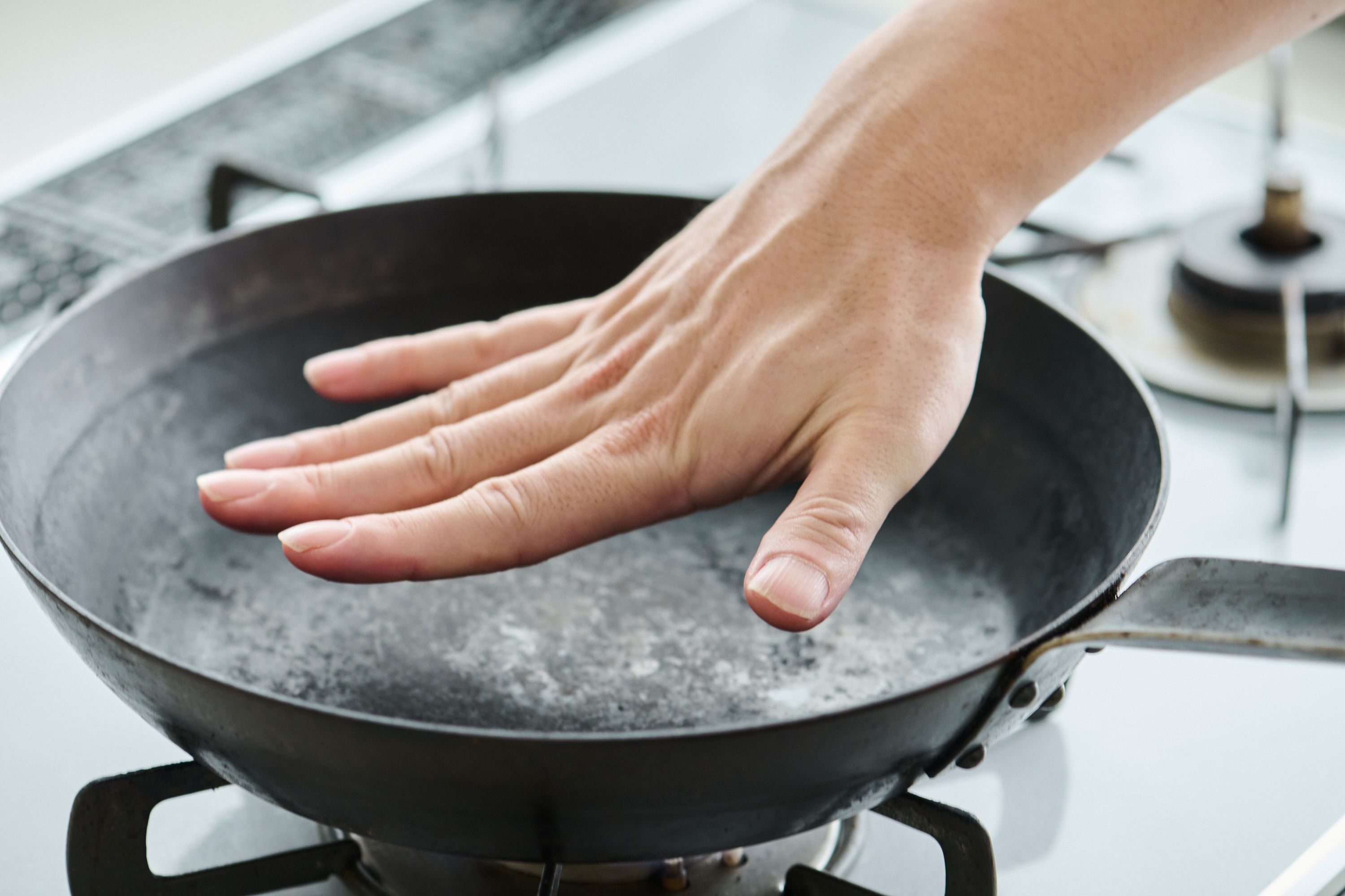 鉄フライパンの鉄板の上に手をかざす