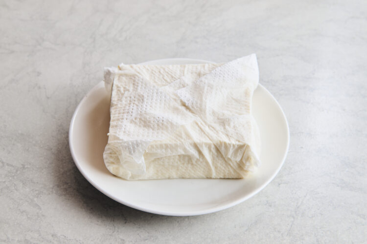 豆腐をキッチンペーパーで包む