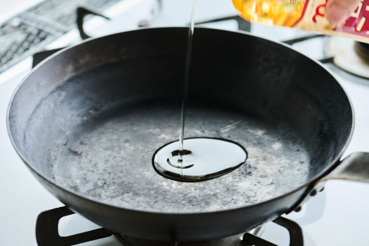 鉄フライパンに油を入れる