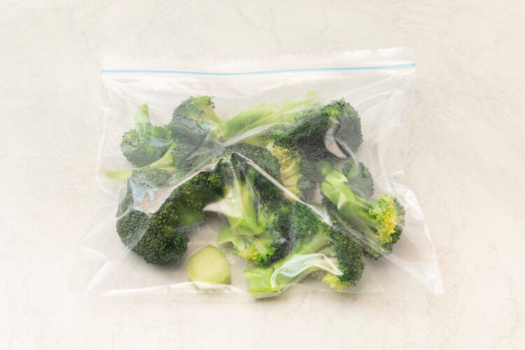 ジッパー付き保存袋に入れて冷凍する