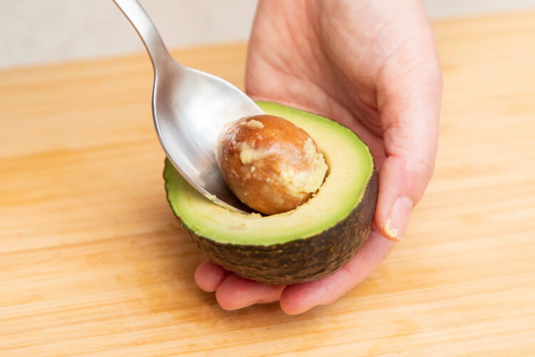 スプーンで種を取る