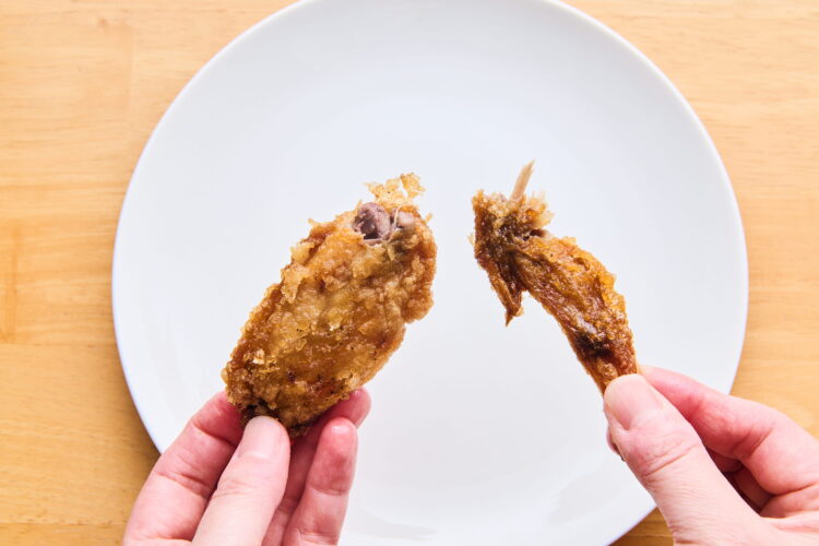 手羽先の関節部分を山折りにする図