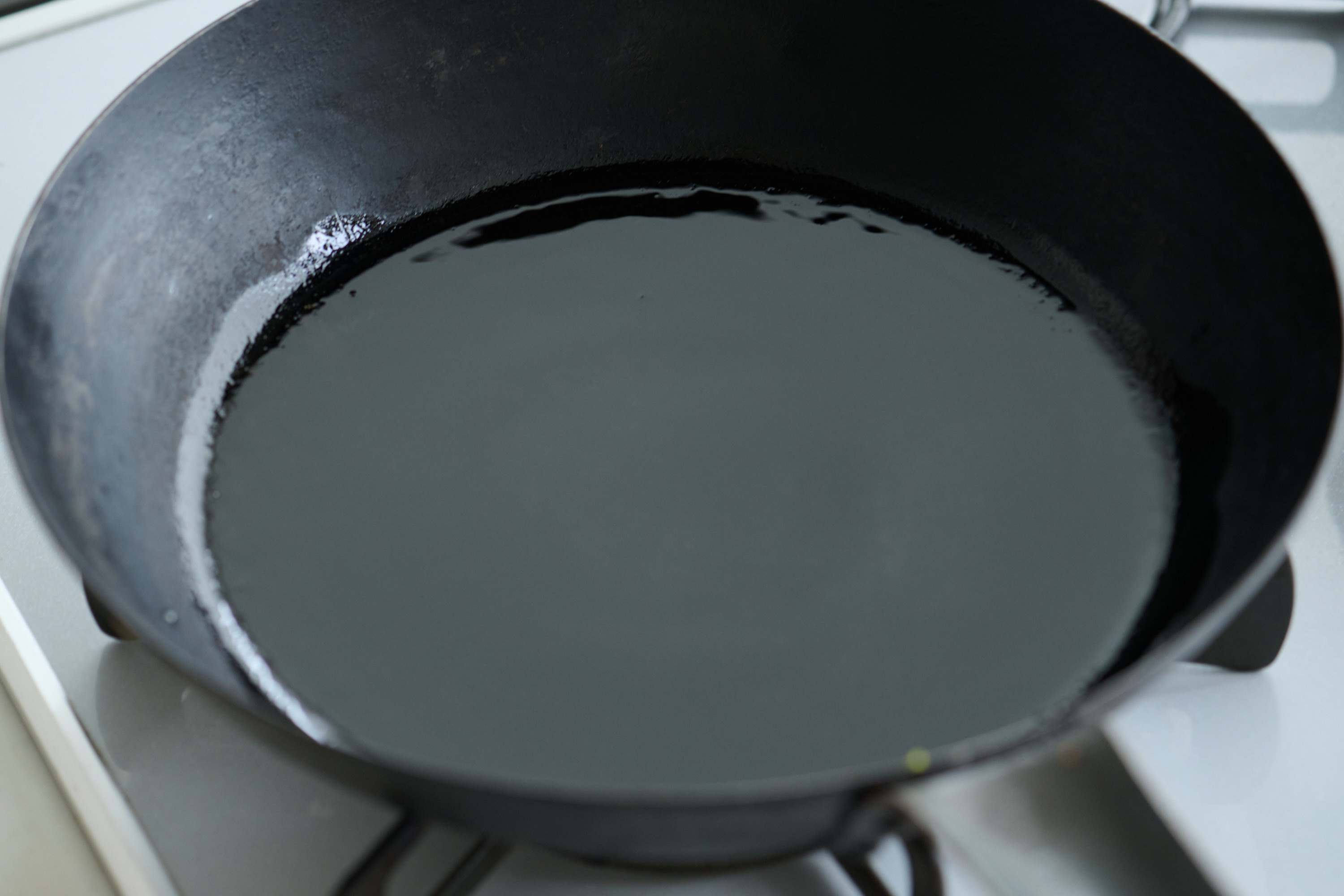 鉄フライパン全体に油をよく馴染ませる