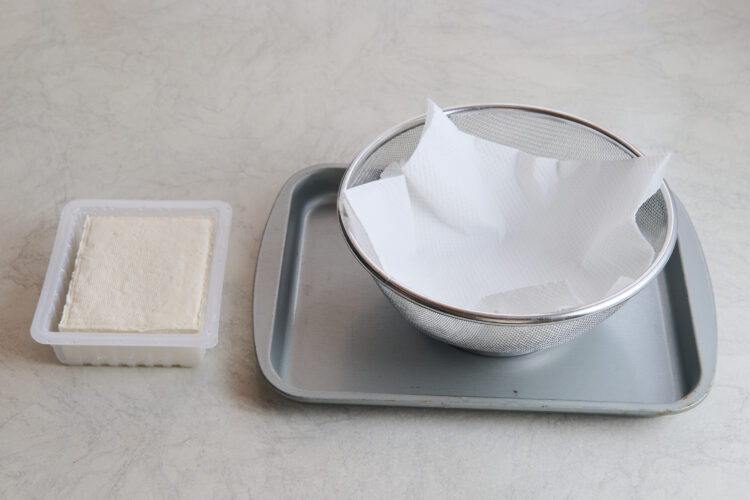 ザルにキッチンペーパーを敷く