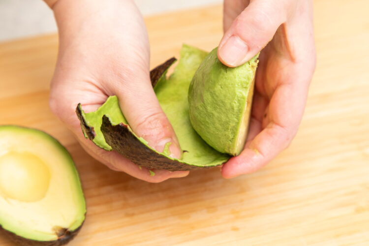 手で皮をむく