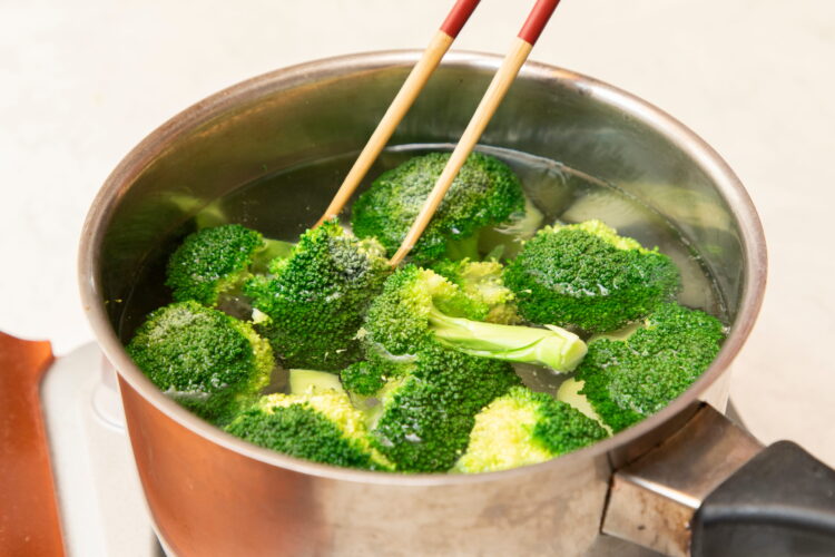 熱湯に塩少々を入れ1～2分茹でる