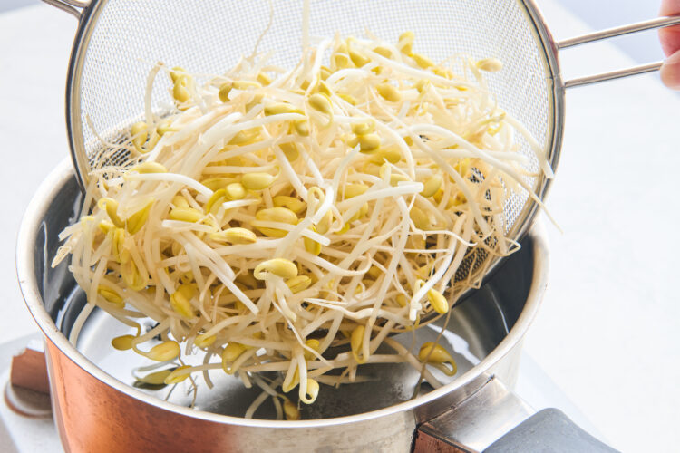 鍋に大豆もやしを入れる