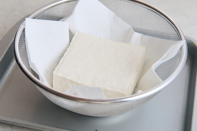 パックから出した豆腐をのせ置く