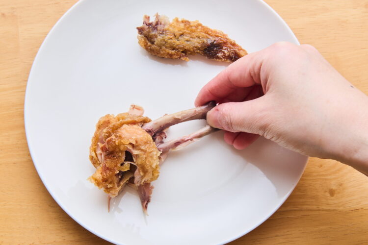 口で引き抜いた後の手羽中の図