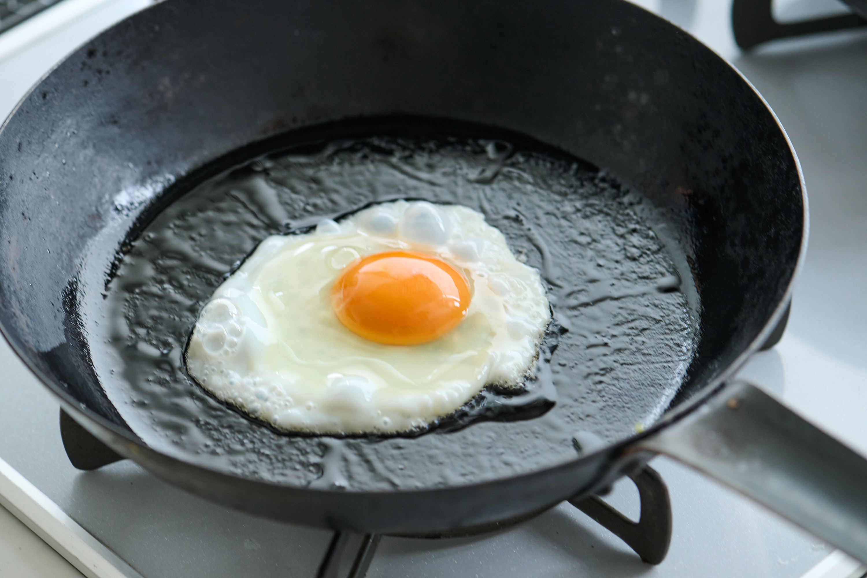 鉄フライパンで目玉焼きを焼く