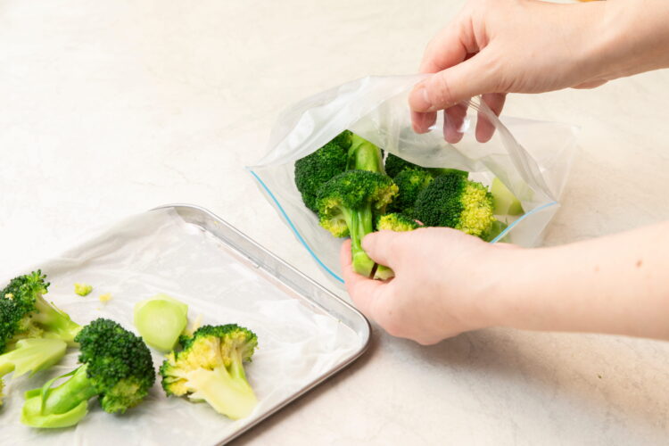 ジッパー付き保存袋に入れて冷凍する