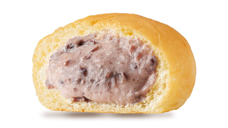 「限界までクリームつめちゃいました　冷やしクリームパン　北海道生クリーム」と「限界までクリームつめちゃいました　冷やしクリームパン　小倉ホイップ」の断面