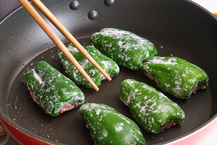 肉を下にして中火で焼く
