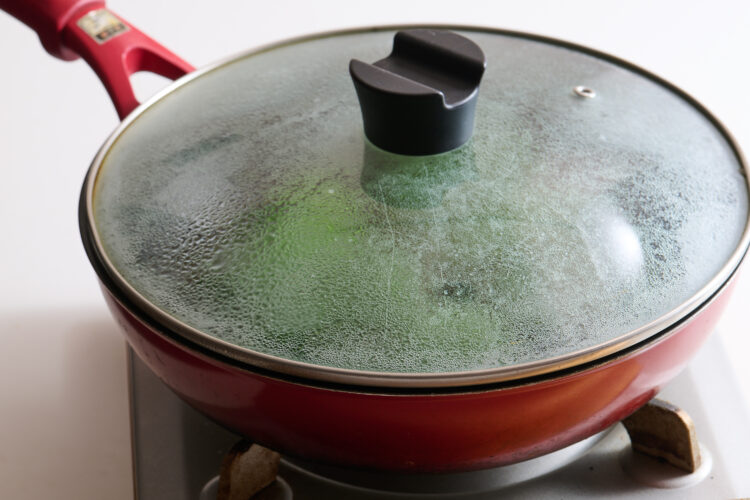 ピーマンの肉詰めを蒸し焼きにする