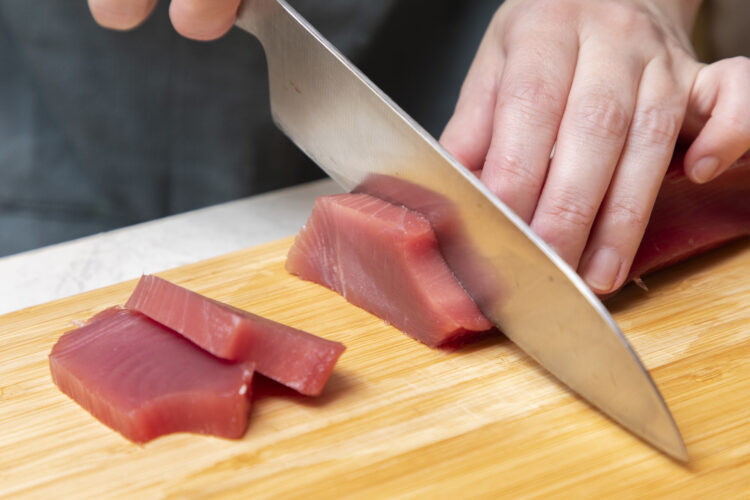 刃を前後に滑らすように動かしながら、引くように一回で切るのがポイント