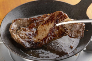 好みのステーキ肉の焼き加減は？火入れ温度とおいしく焼くポイント
