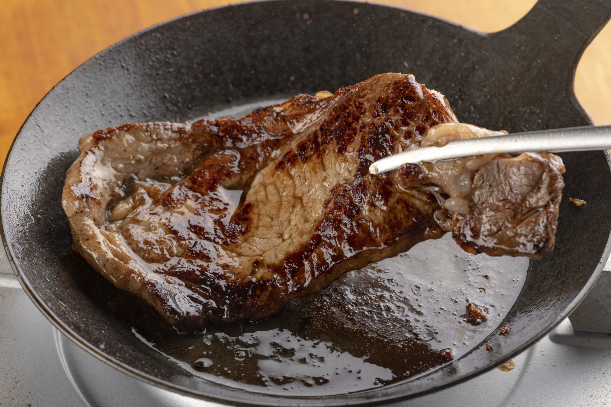 ステーキを焼く様子