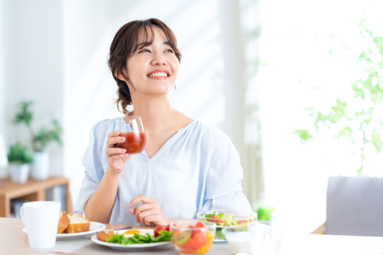 トマトジュースを飲んでいる女性
