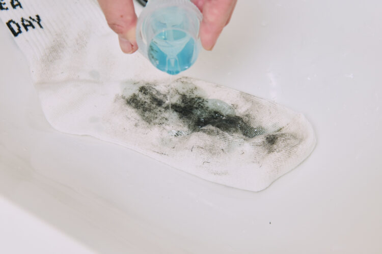 泥汚れに洗剤を塗布する